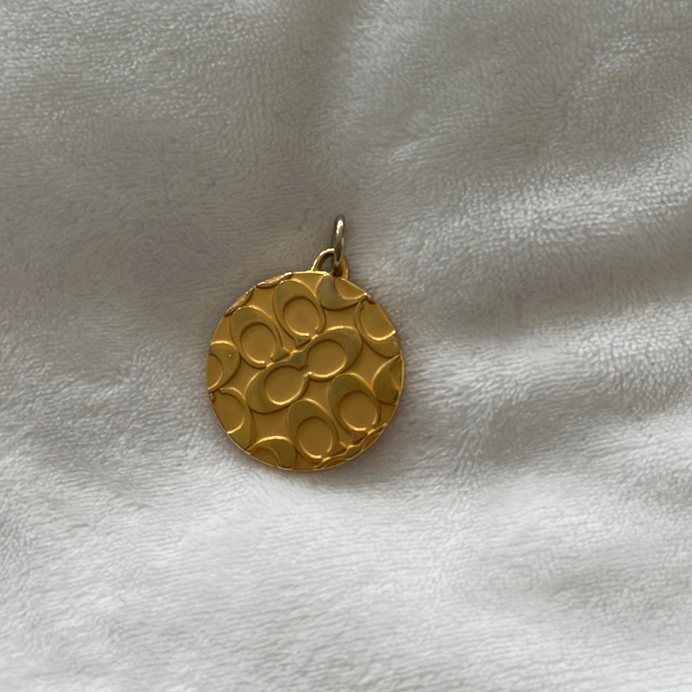 Coach C circle pendant
